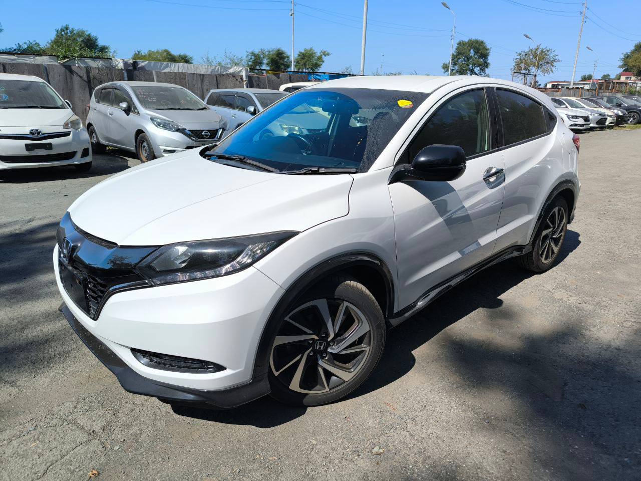 Honda Vezel - Белый кроссовер