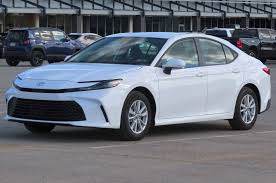 Toyota Camry - Серебристый седан