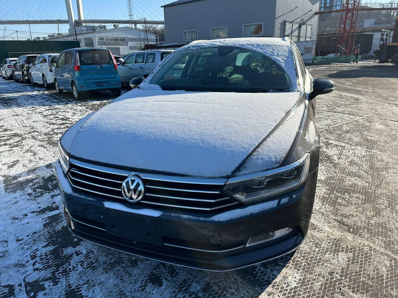 Volkswagen Passat - Темно-серый седан